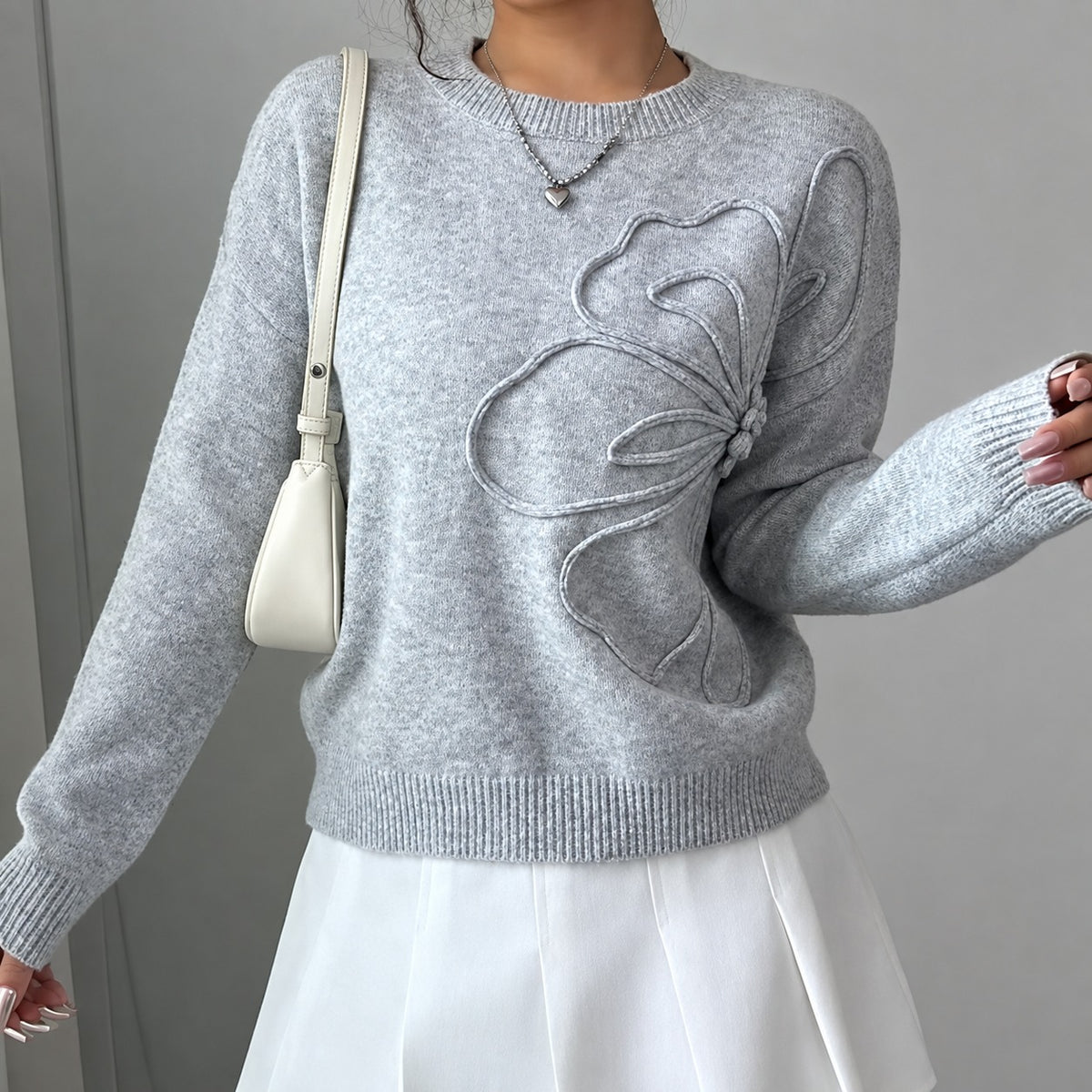 Pull femme broderie florale coupe décontractée col rond