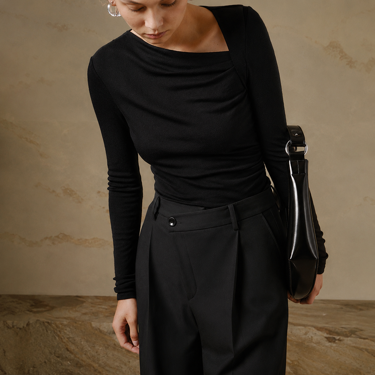 Selina - Top asymétrique à manches longues