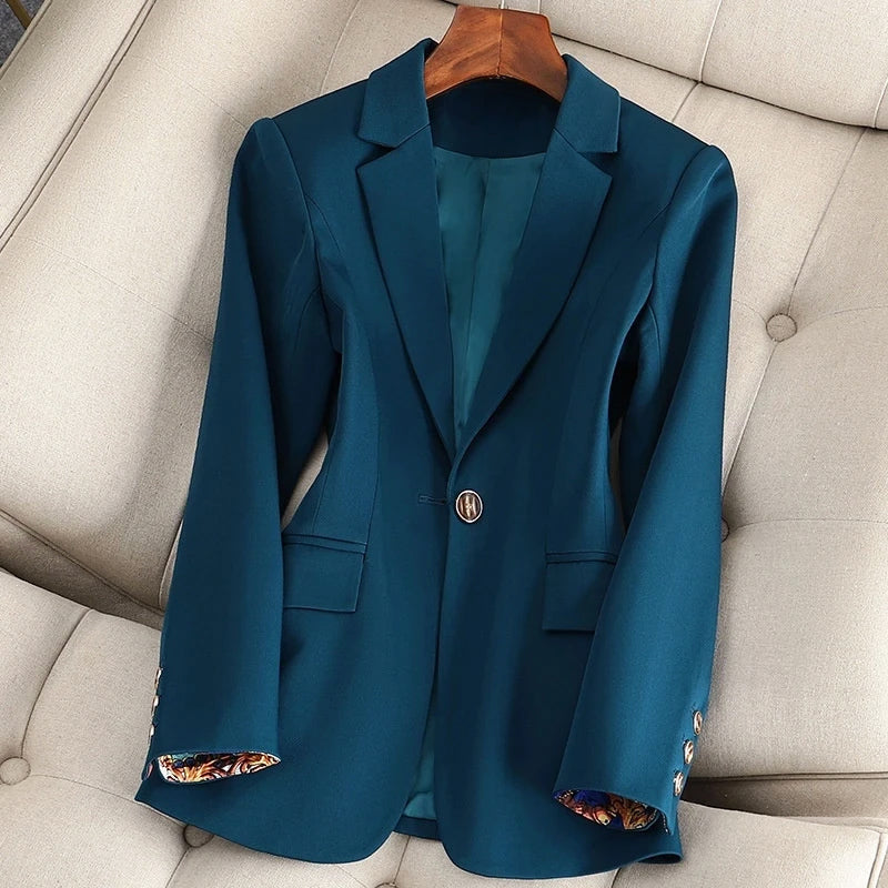 Blazer pour femme avec fermeture simple et col à revers - coupe ajustée