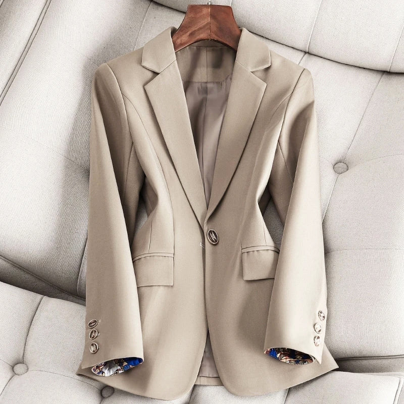 Blazer pour femme avec fermeture simple et col à revers - coupe ajustée