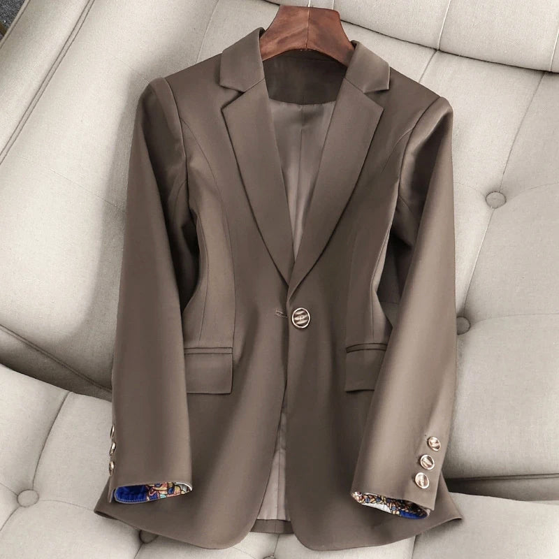 Blazer pour femme avec fermeture simple et col à revers - coupe ajustée