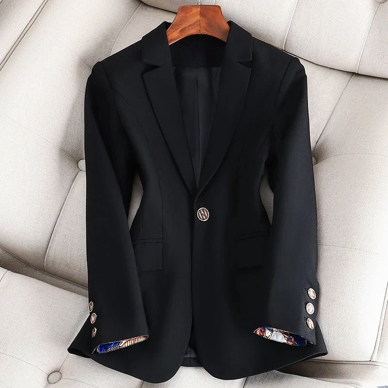 Blazer pour femme avec fermeture simple et col à revers - coupe ajustée