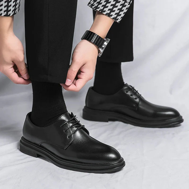 Chaussures derby homme à finition brillante design classique lacets