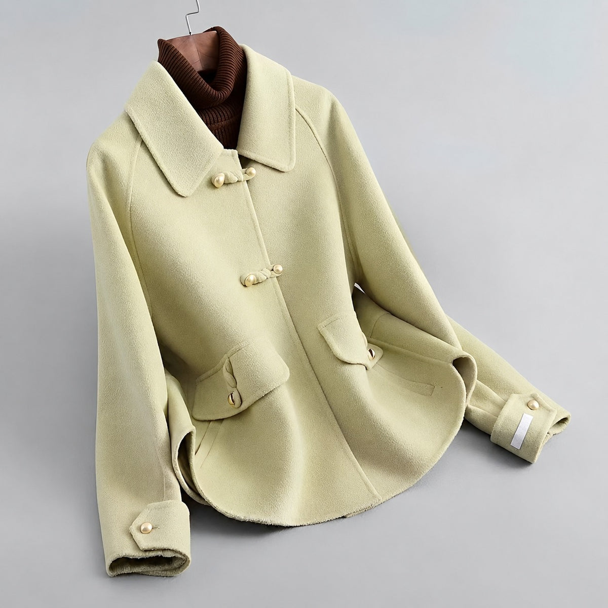 Manteau pour femme avec bouton en perles et col distinctif - coupe décontractée