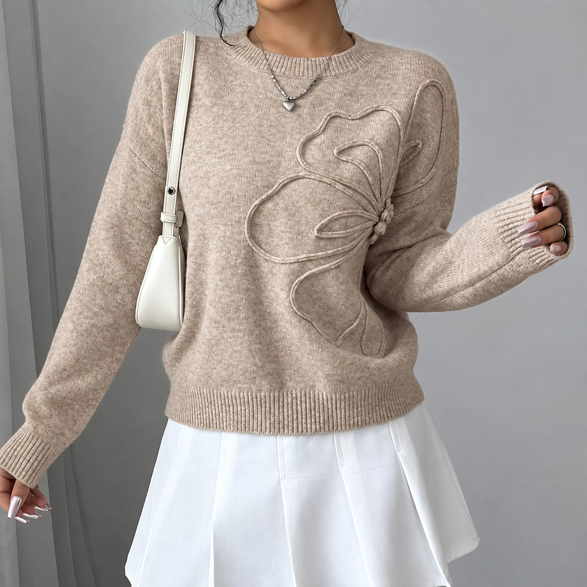 Pull femme broderie florale coupe décontractée col rond