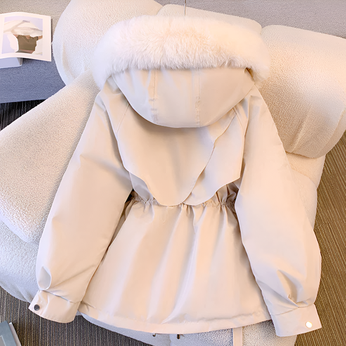 Veste d'hiver pour femme à capuche coupe cintrée avec poches zippées et silhouette élégante