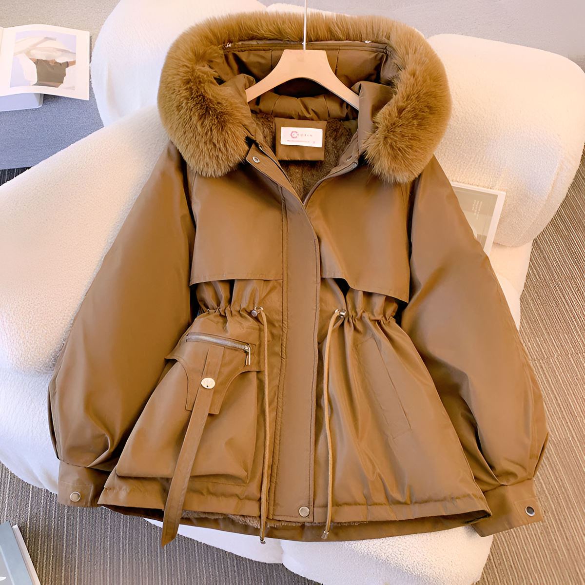 Veste d'hiver pour femme à capuche coupe cintrée avec poches zippées et silhouette élégante